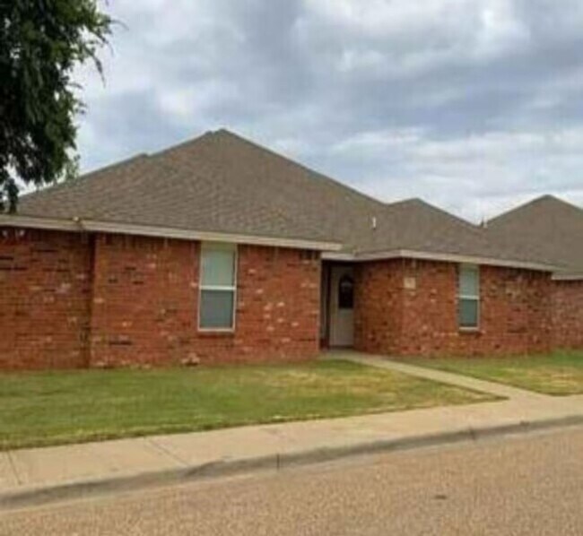 Building Photo - Available June 2026! 3 bed 2 bath 2 car garage