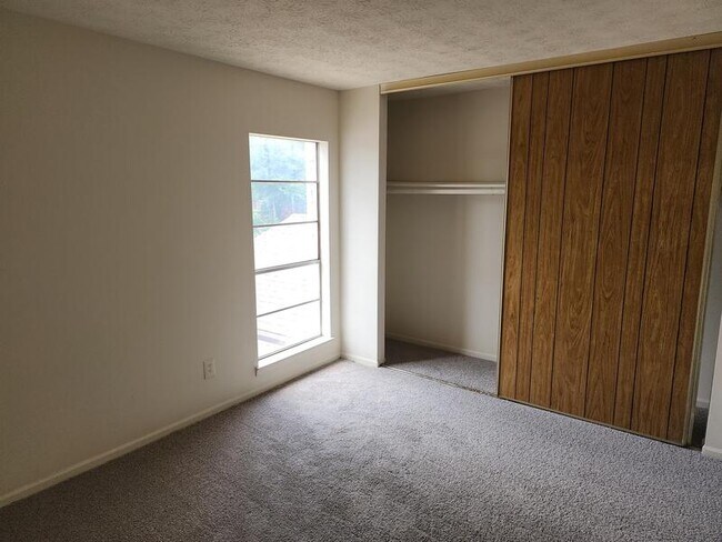 Building Photo - 3250 Strawberry Ln