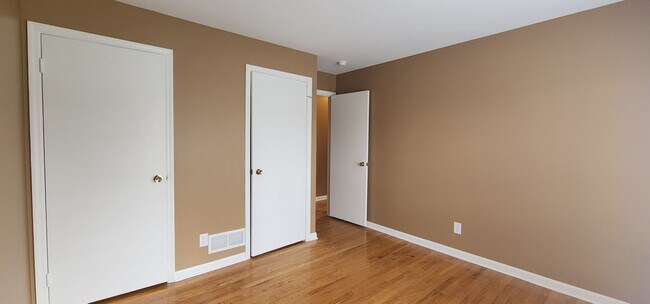 Building Photo - FRESH Paint!  Sprawling, Hurstbourne Ranch with Basement!  3 Bedrooms, 3 Full Baths, Hardwood Flo...