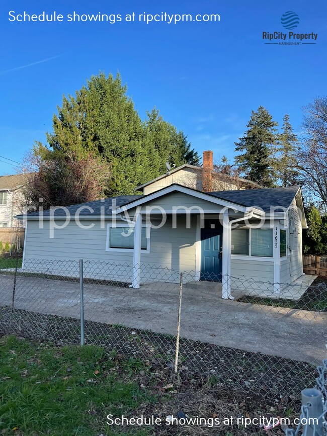 Building Photo - Nicely updated 2bed 1-bath  home with yard!