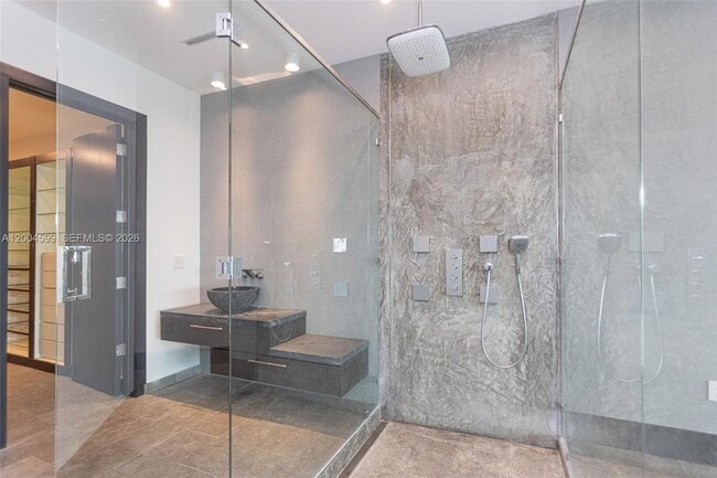 Building Photo - 2440 N Shore Terrace