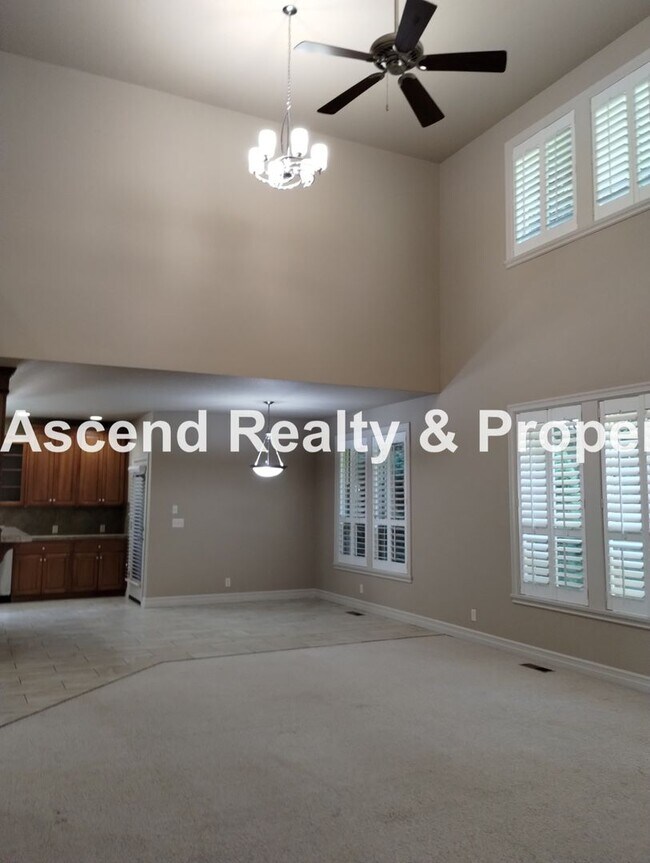 Building Photo - Elegant & Spacious 4 Bed & Bonus Home Buil...