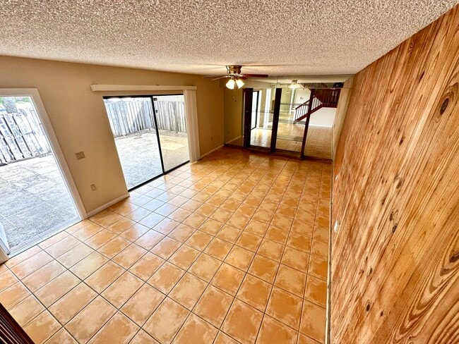 Building Photo - 805 8th Way