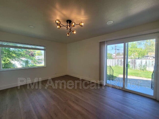 Building Photo - 2462 Town Cir