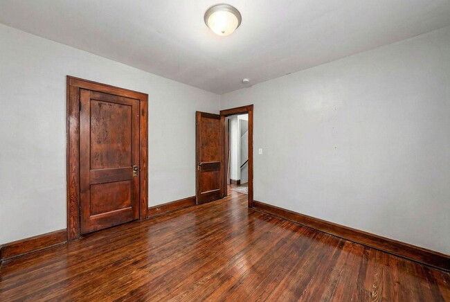 Building Photo - 398 E Northwood Ave