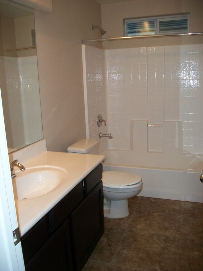 Building Photo - Beautiful 4 Bedroom Home with Granite Coun...