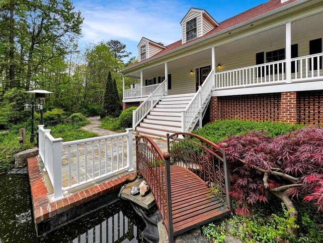 Building Photo - Secluded Near West End 5 bedroom