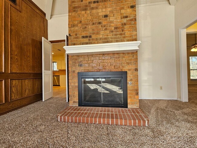 Building Photo - Charming home located in the well-maintain...