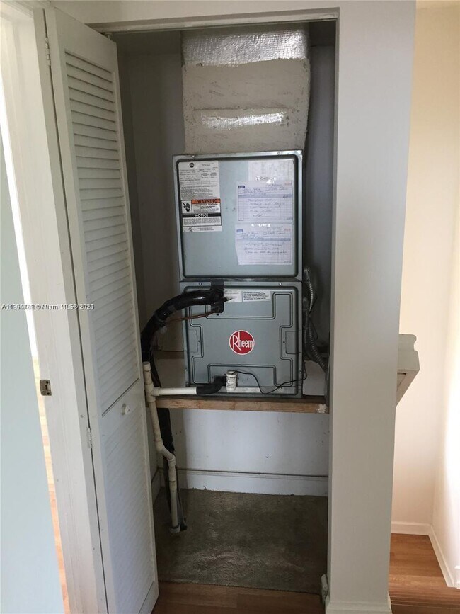 Building Photo - 1064 NE 41st Ave