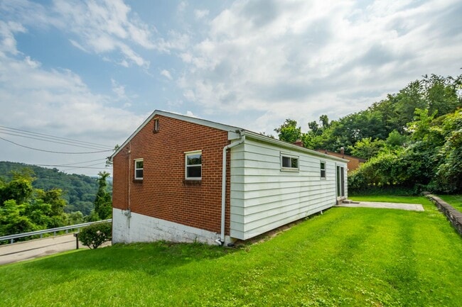Building Photo - AVAILABLE OCT 1ST!! GORGEOUS 2 BEDROOM IN ...