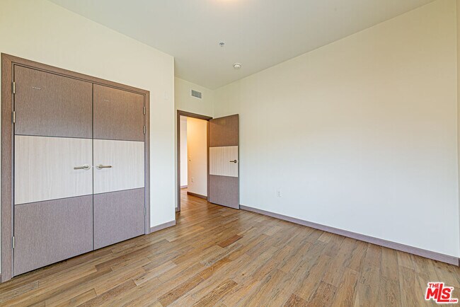 Building Photo - 903 S New Hampshire Ave