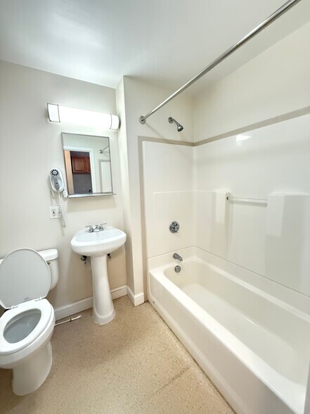 Building Photo - 312 Shirley St