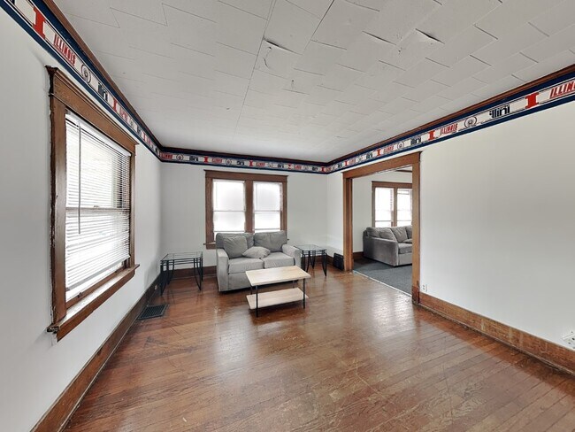 Building Photo - 808 S Locust St