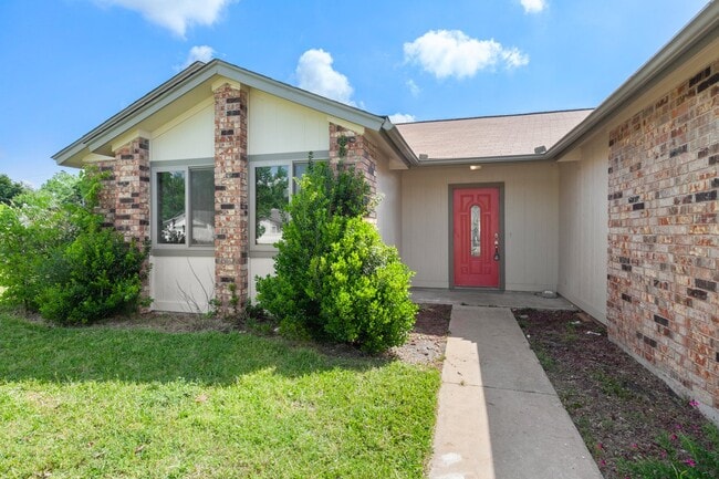 Building Photo - Move in by August 10th and receive a $250 ...