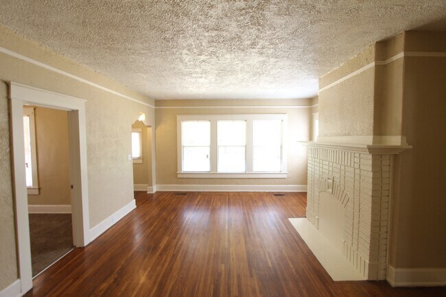 Building Photo - Cute! Cute! Cute! That's the best way to describe this 3 Bedroom 1 Bath charmer.