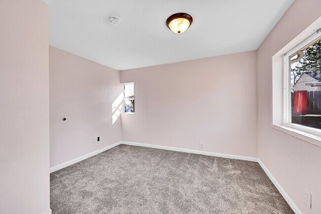 Building Photo - $2,240.95, $200 Off Cleaning Voucher, 4 Beds 1 Bath Single Family Home in Denver with Washer and ...