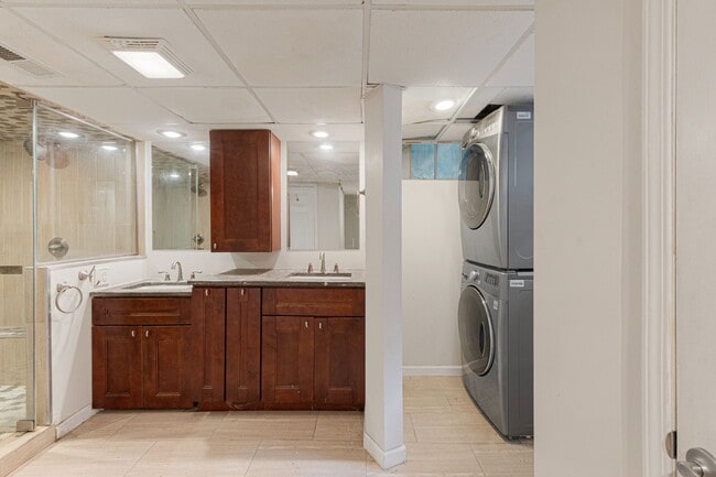 Building Photo - Charming 4 Bed, 2 Bath Home Steps from Elmwood Park