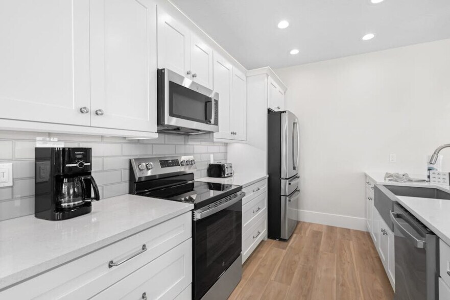 Building Photo - 106 1st St N
