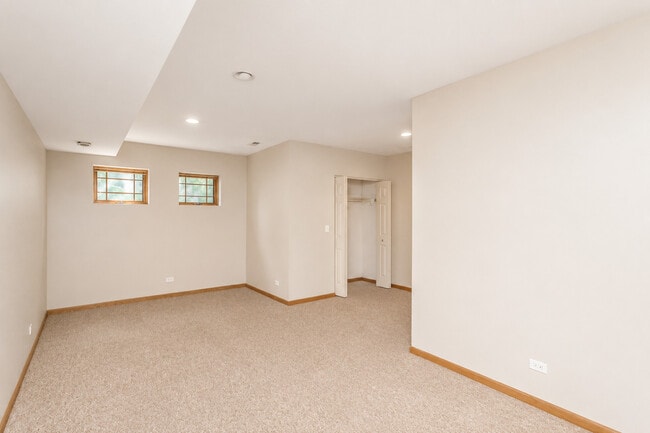Building Photo - 3240 N Racine Ave