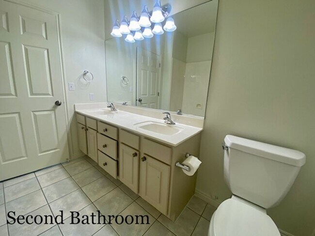 Building Photo - SPACIOUS HOME FOR RENT!