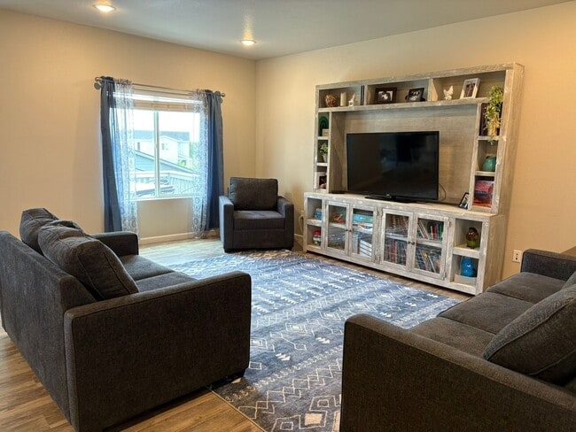 Building Photo - Spacious 4BR House in Fort Lupton