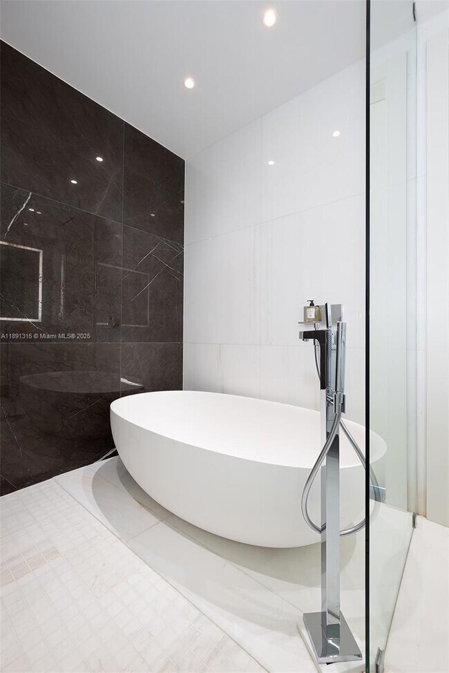 Building Photo - 300 Biscayne Blvd Way