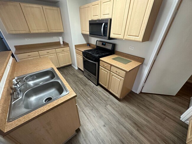 Building Photo - CUTE UPSTAIRS CONDO UNIT , LOCATED IN A GATED COMMUNITY 2 BEDROOM / 2 FULL BATH