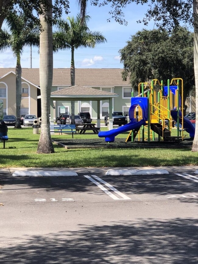 Building Photo - 1st floor 2 bedroom 2 bathroom