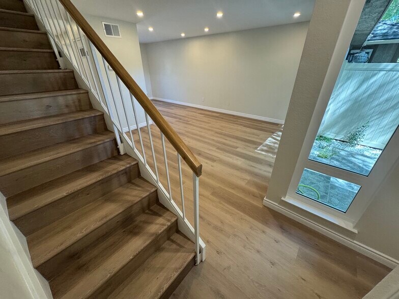 Building Photo - 28835 Conejo View Dr