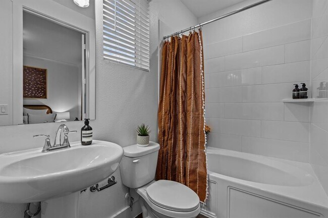 Building Photo - 1664 Hillside Terrace