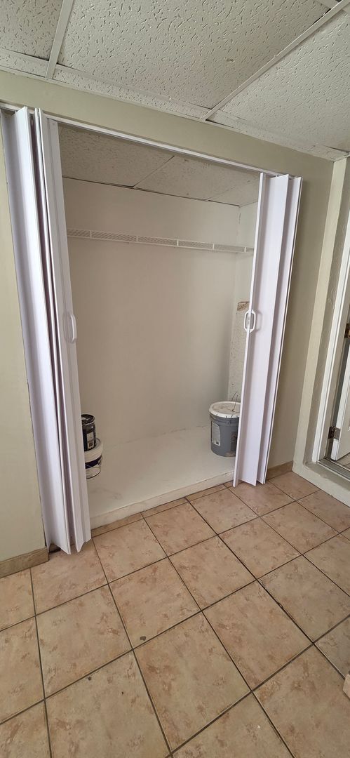 Building Photo - 2/1 Home in suberb location, pet friendly!