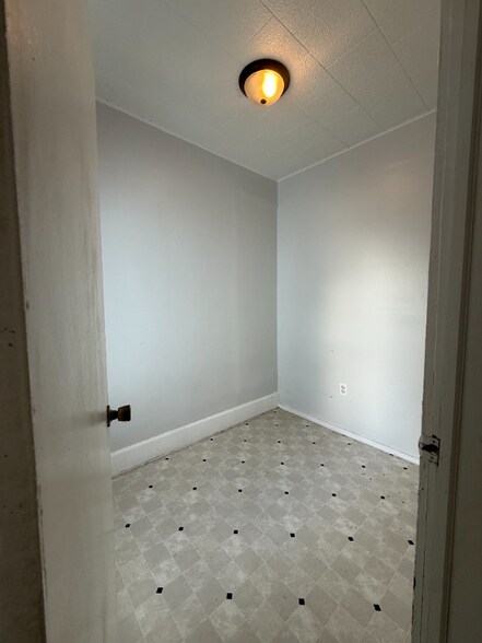 Building Photo - 623 S 8th St