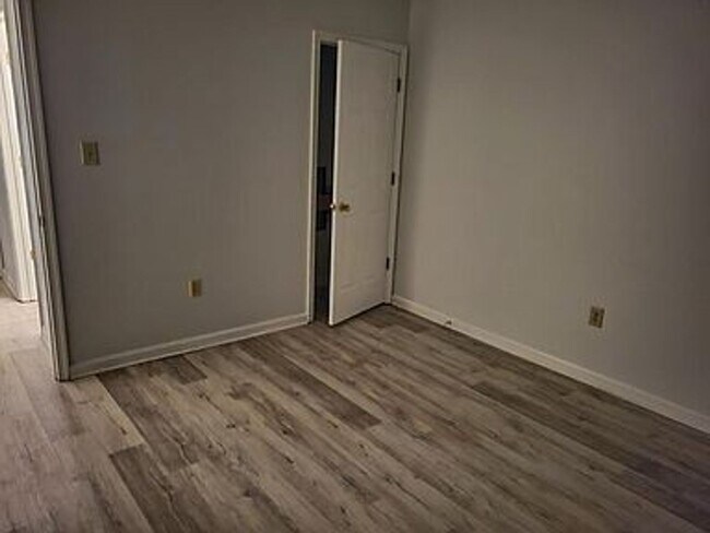Building Photo - Remodeled Seven Oaks Condo
