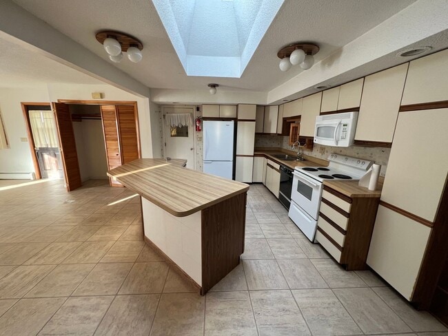 Building Photo - Spacious 3 Bedroom Home Available Septembe...