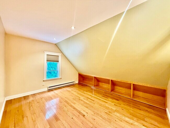 Building Photo - 12 Dunstan St