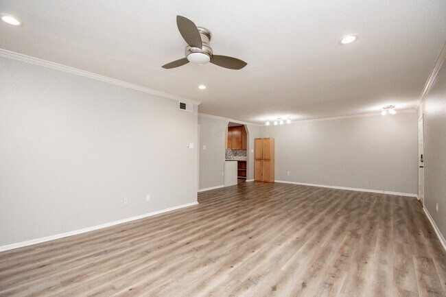 Building Photo - 7575 Katy Fwy