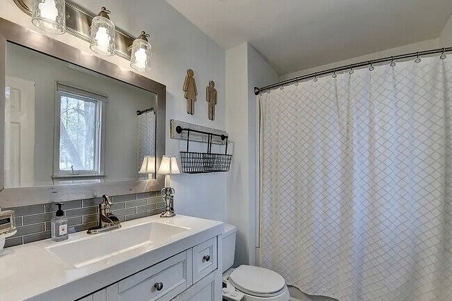 Building Photo - 561 Russell Rd