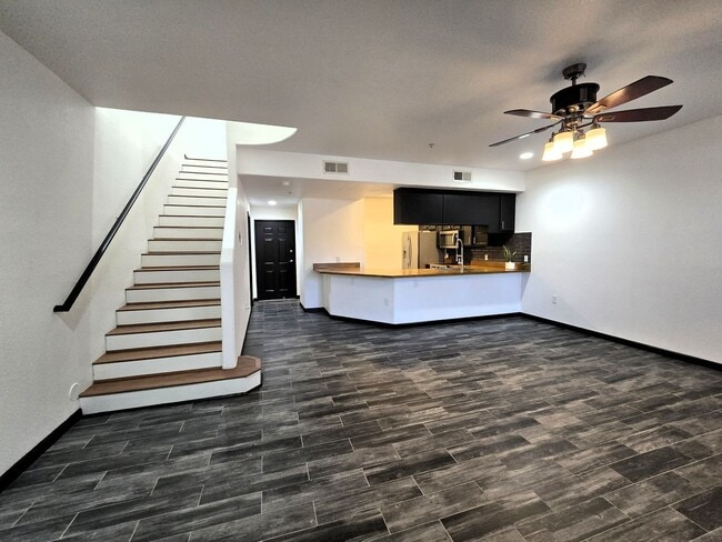 Building Photo - Modern Remodeled Condo with 3 Ensuite Bedr...
