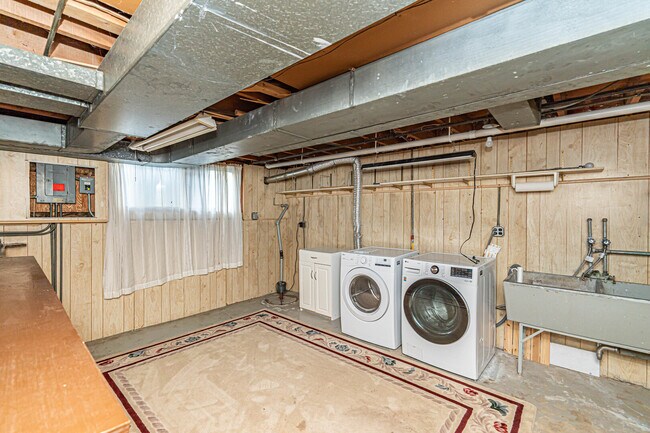 Building Photo - 1403 E Lillian Ave