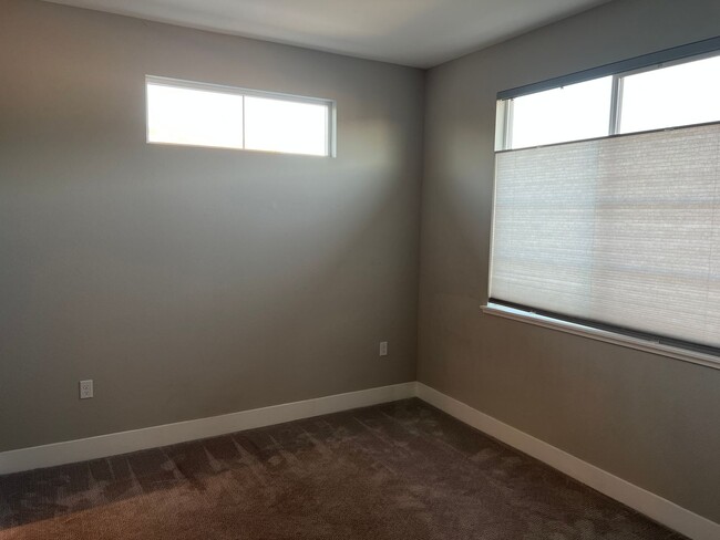 Building Photo - CONTEMPORARY BRIGHT SPACIOUS TOWNHOME WITH...