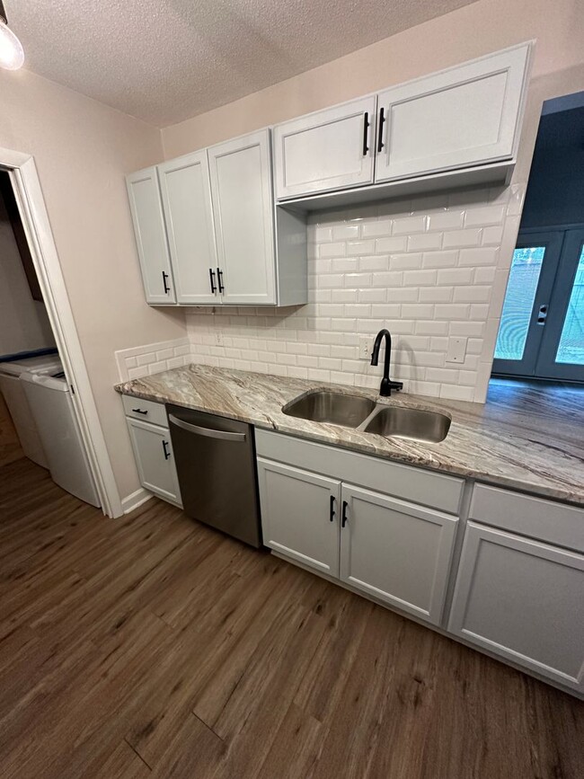 Building Photo - 3 bedroom 2 bath townhouse in Midtown!! Av...