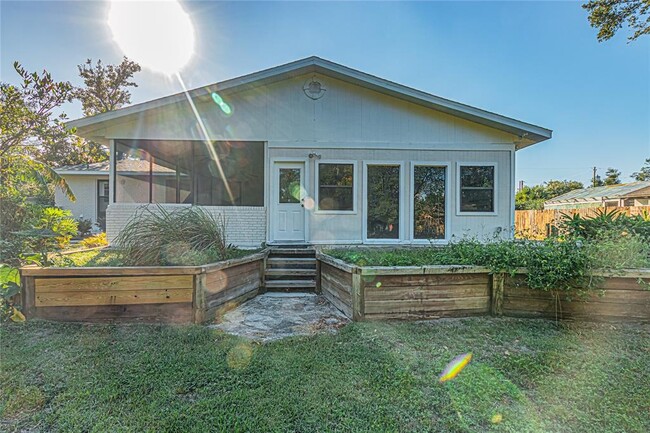 Building Photo - 933 N Clara Ave