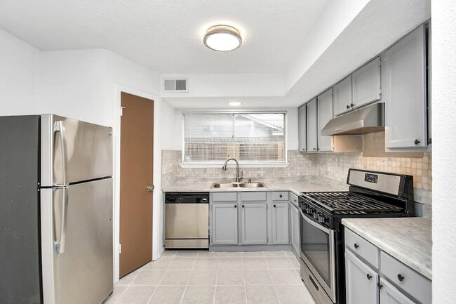 Building Photo - 1111 W Brompton Dr