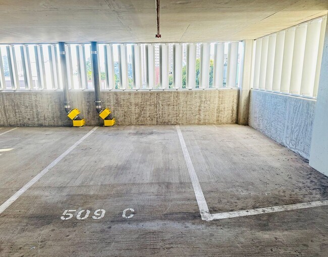 Building Photo - Diamond in the rough 1 bedroom with den in Honolulu!