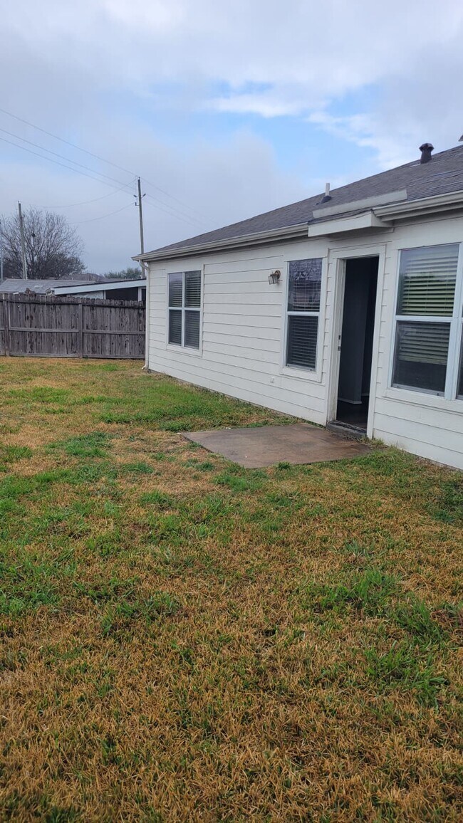 Building Photo - 14955 Sugar Sands Dr