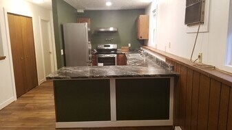 Building Photo - Colonial Heights