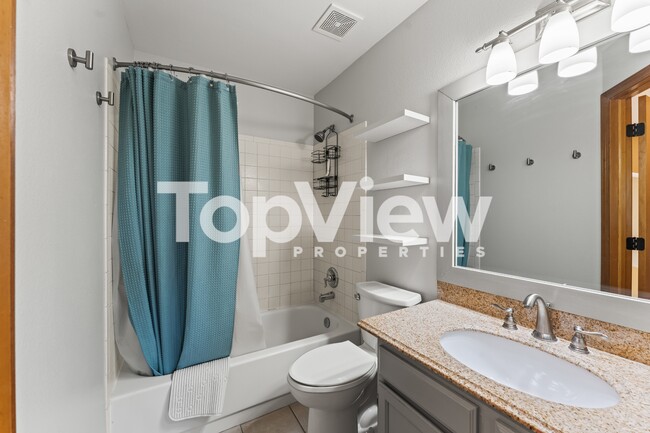 Building Photo - 2205 Valley View Dr