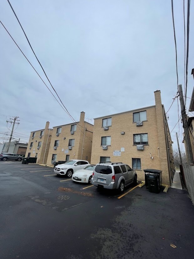 Building Photo - 3932 N Narragansett Ave