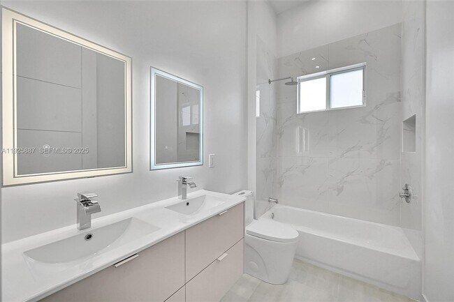 Building Photo - 2931 SW 12th Ave