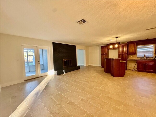 Building Photo - 2559 W Lake Dr